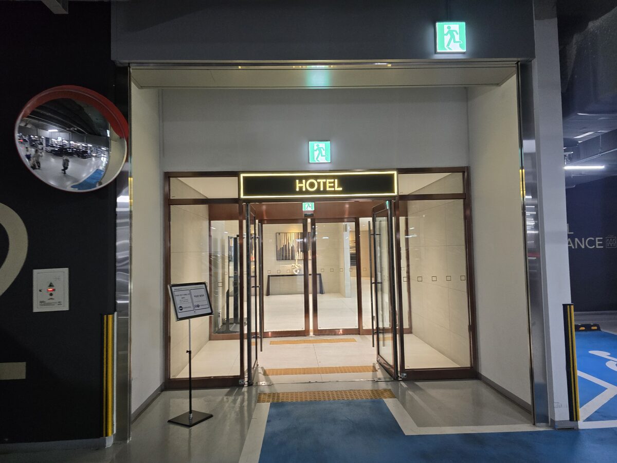 DoubleTree by Hilton Seoul Pangyo entrance from parking lot
