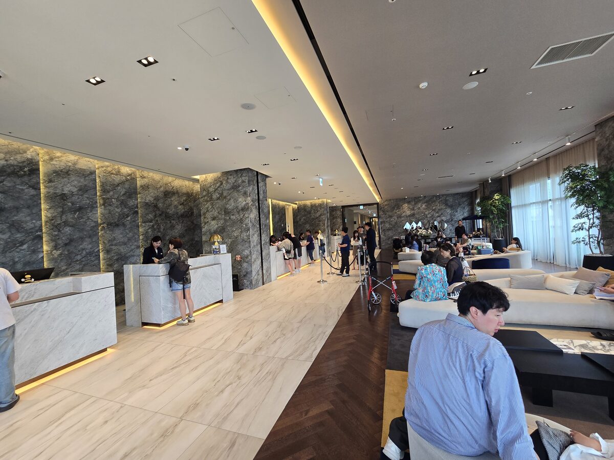 Lobby and check-in counter at DoubleTree by Hilton Seoul Pangyo
