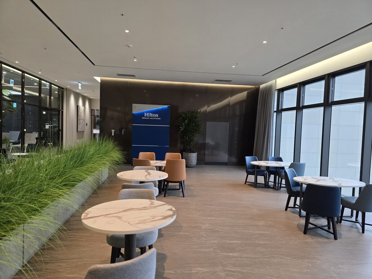 Lobby lounge area at DoubleTree by Hilton Seoul Pangyo