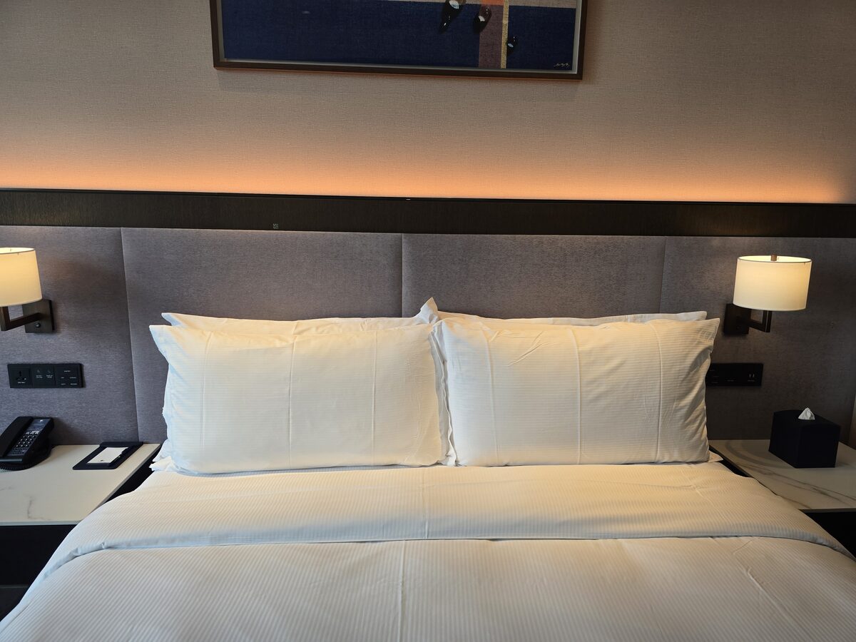 King size bed at DoubleTree Pangyo