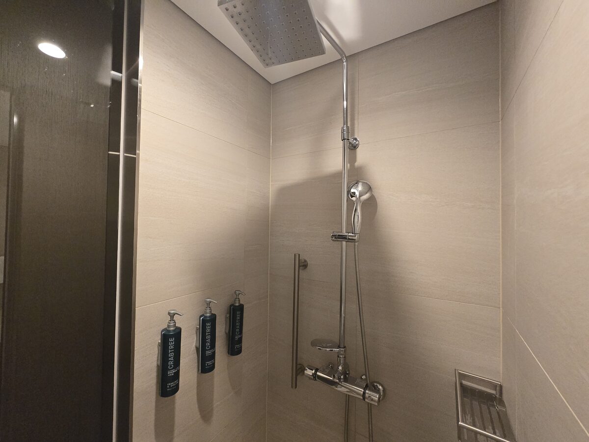 Walk-in shower at DoubleTree Pangyo