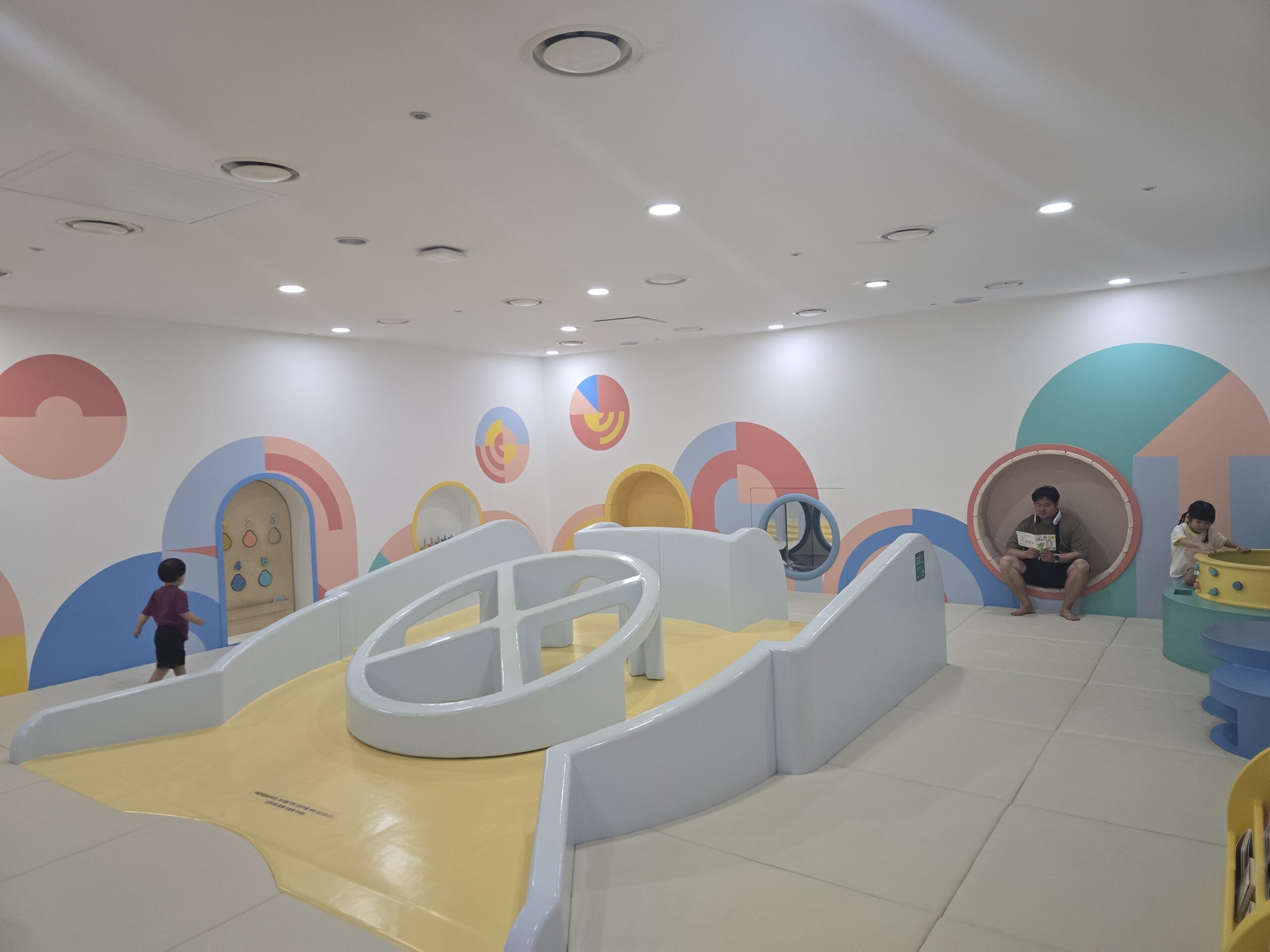 Deulguldeul Playground interior — children playing