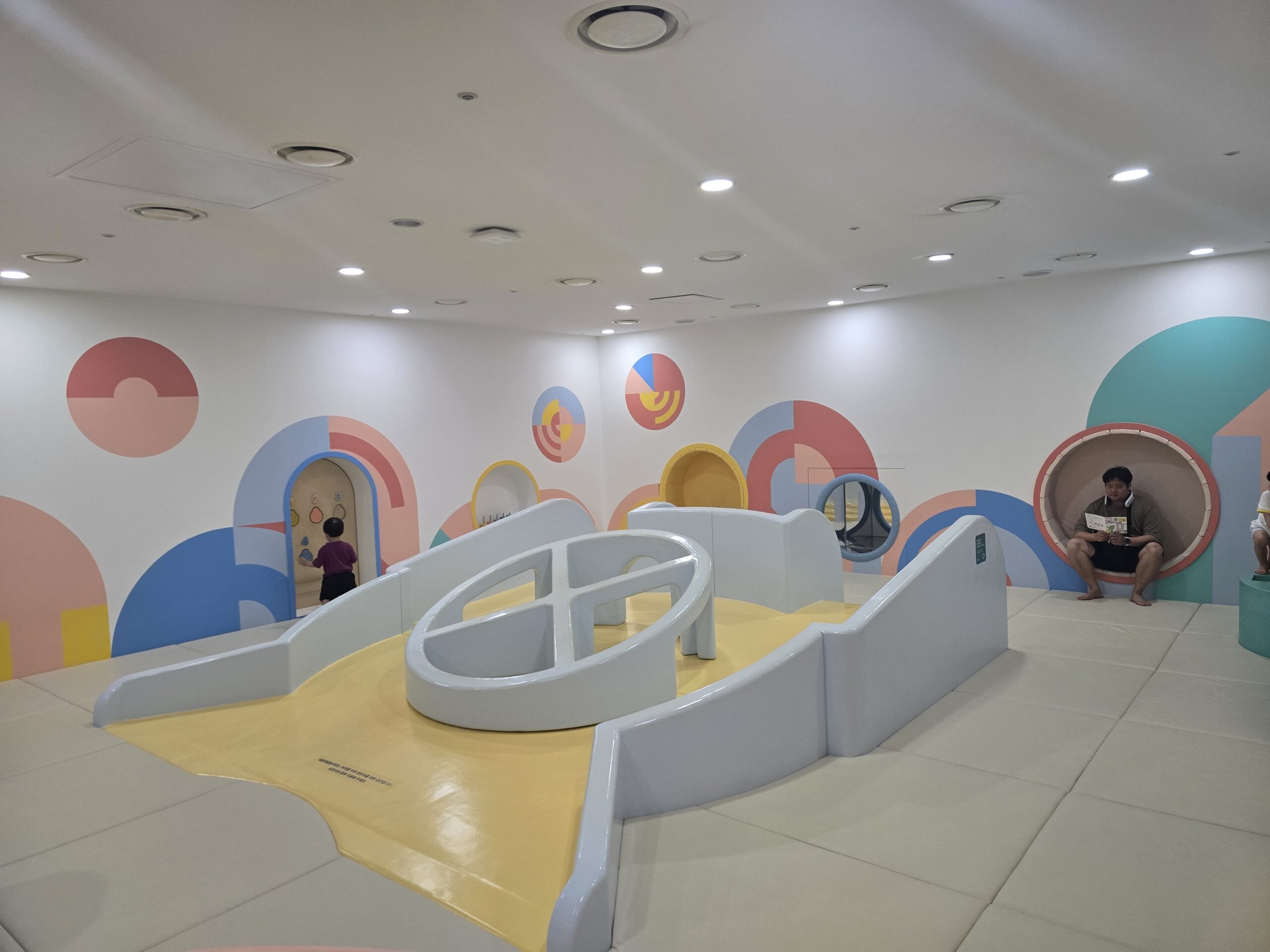 Deulguldeul Playground interior — wide view