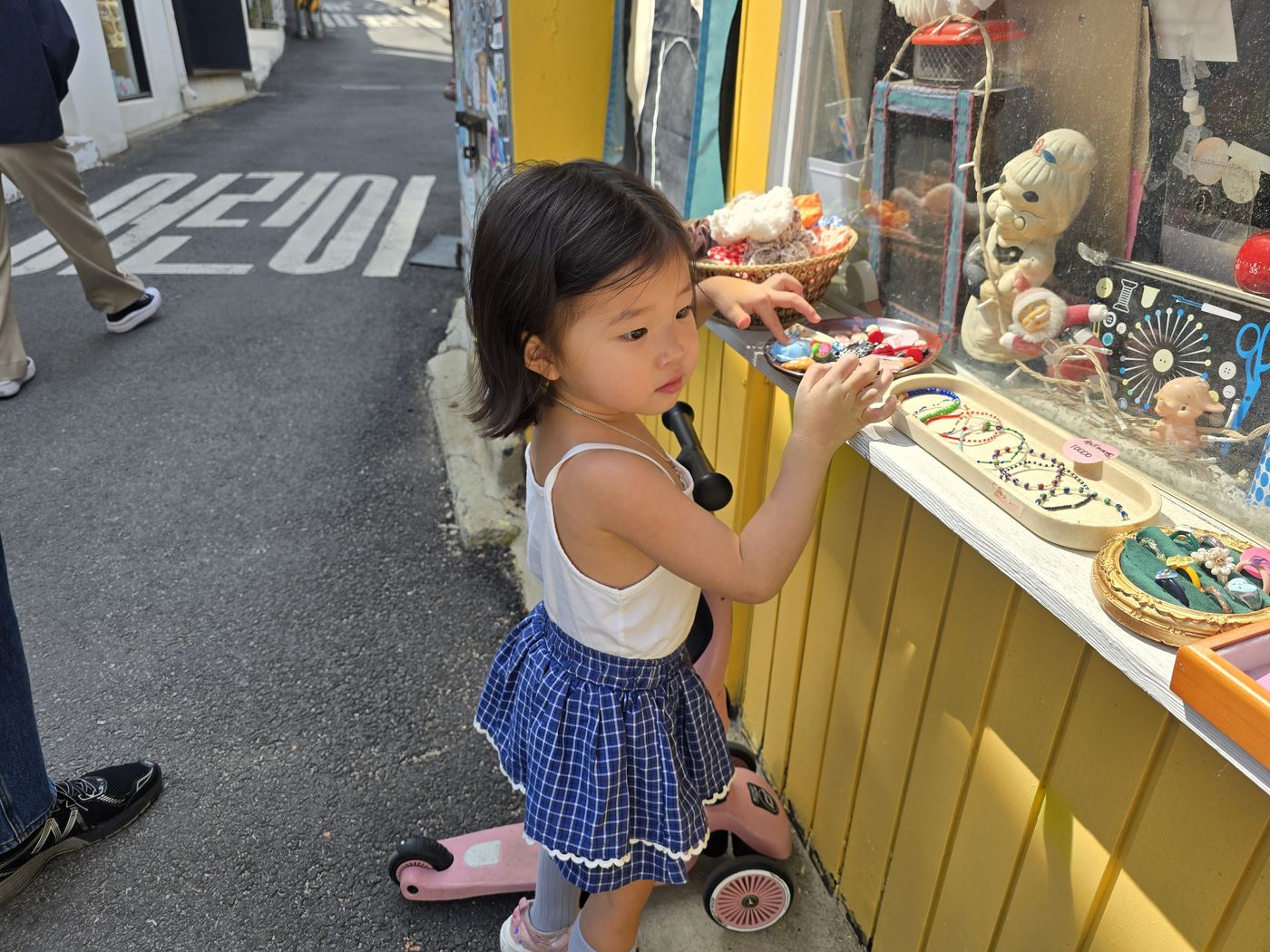 street food stall selling hotteok in Bukchon, Seoul
