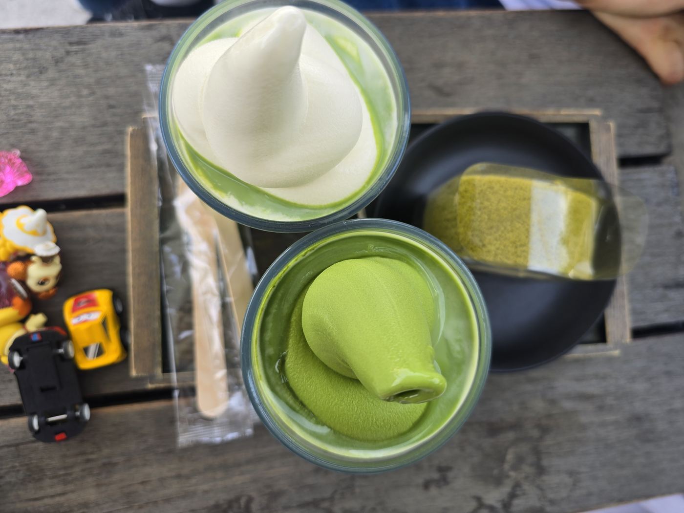Osulloc green tea dessert set on wooden tray