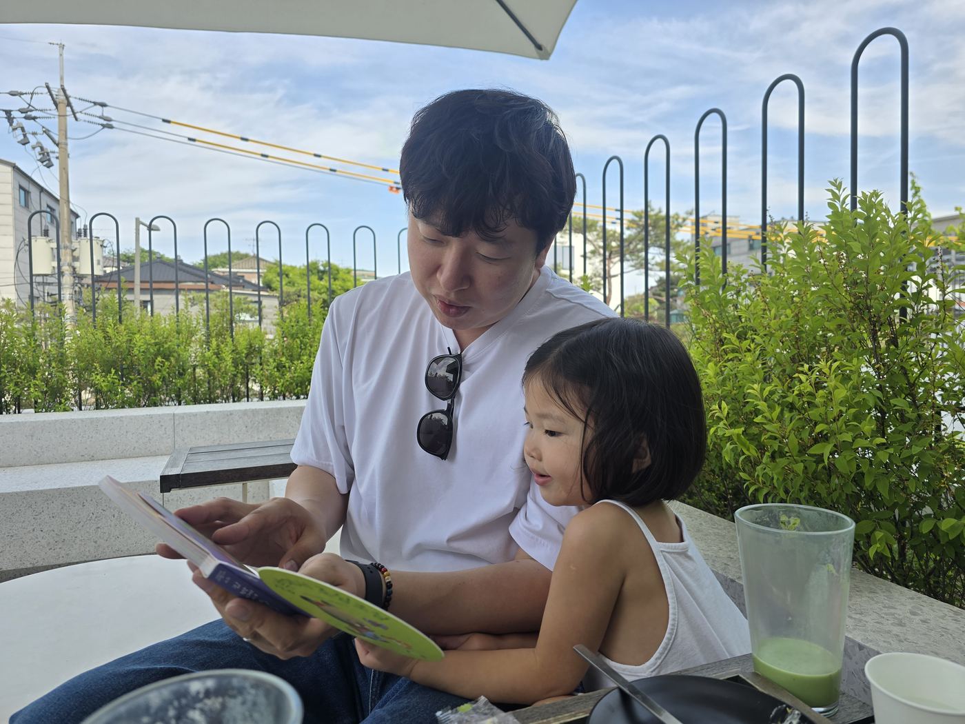 toddler eating at Osulloc tea house