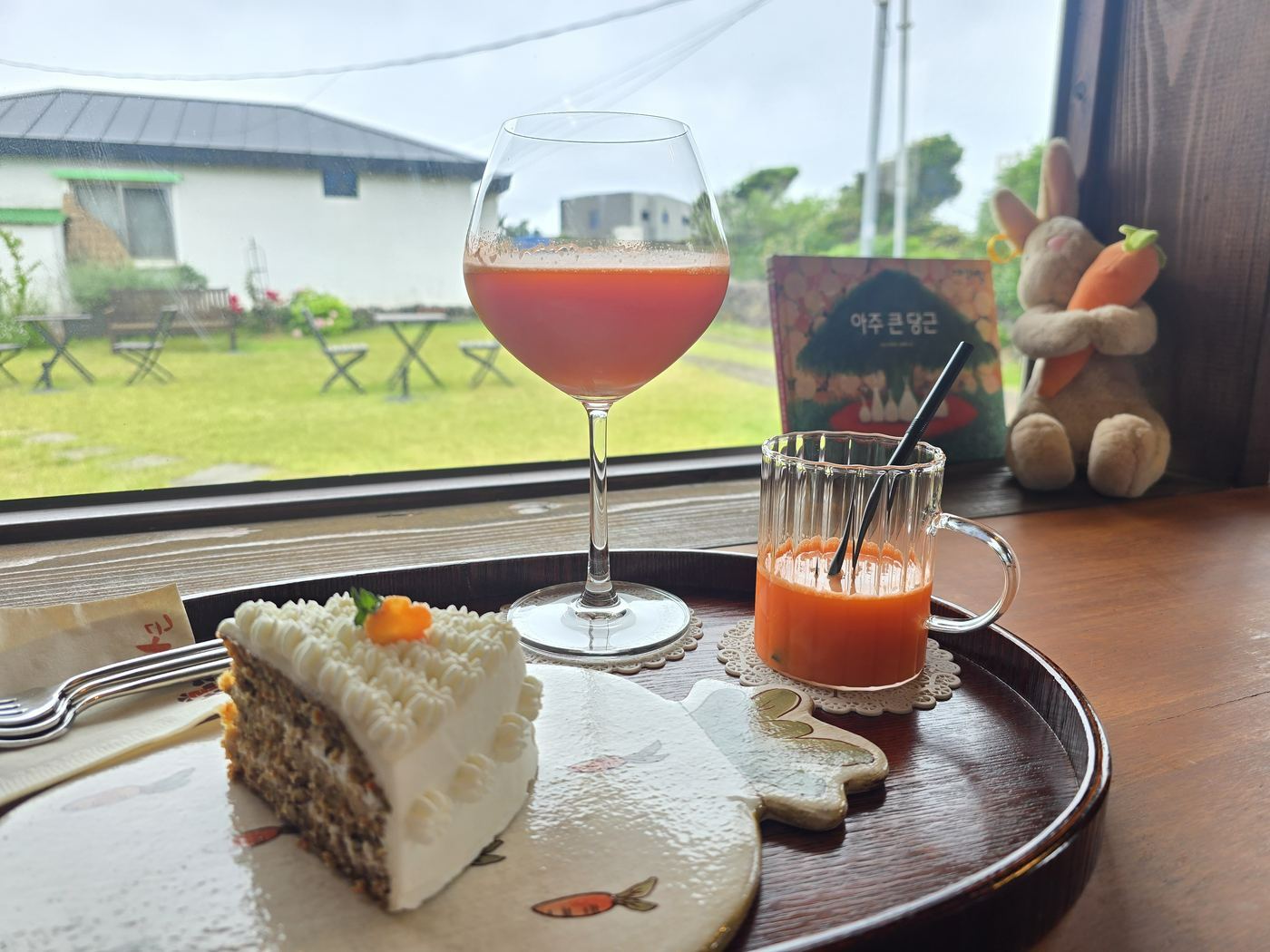 Carrot cake and carrot juice at Doldam Neomeo Danggeun