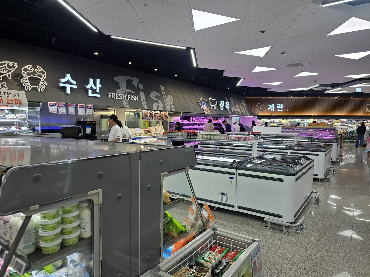 Pyoseon Nonghyup Hanaromart interior fresh fish section