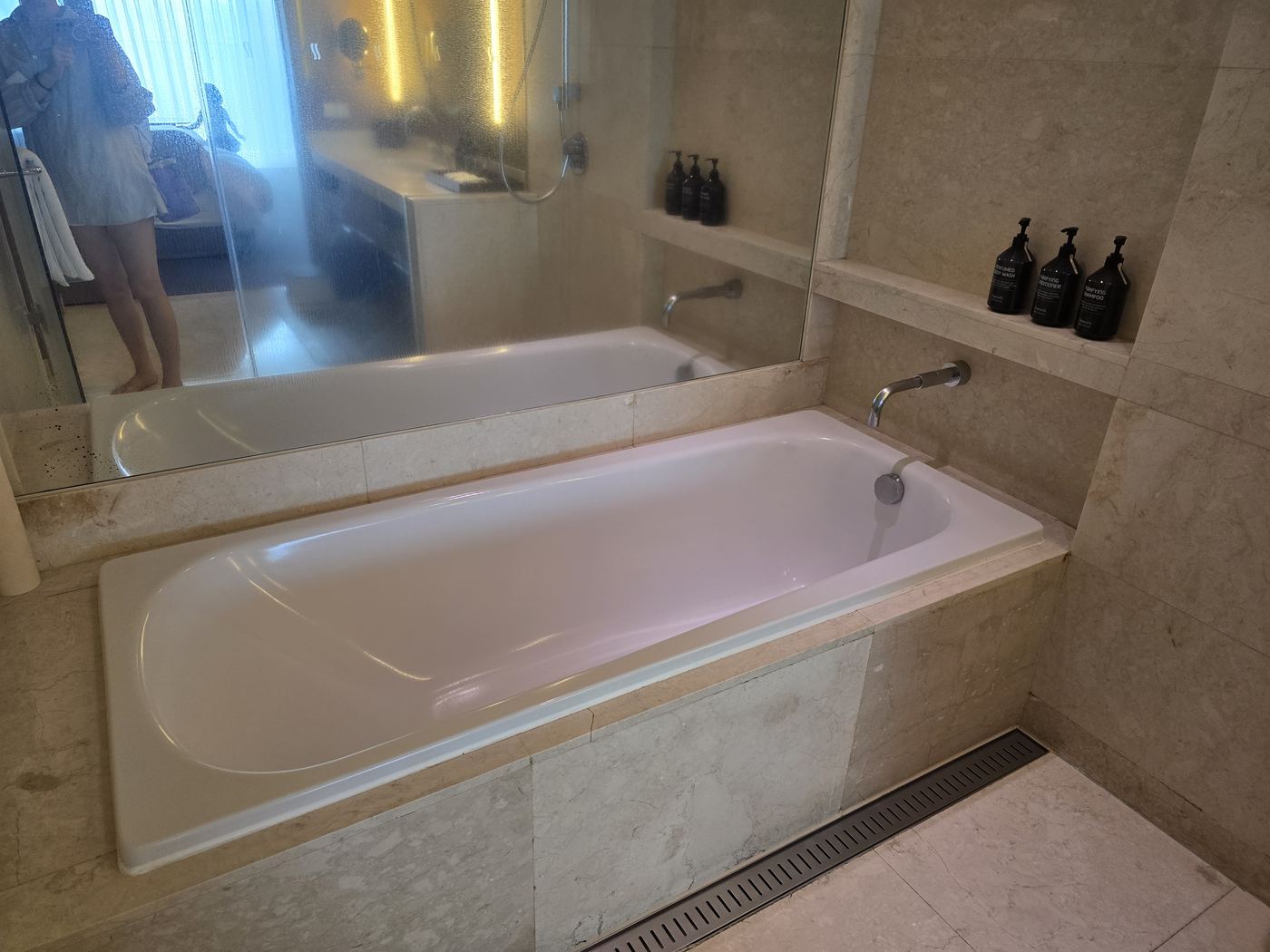 Haevichi hotel bathroom bathtub