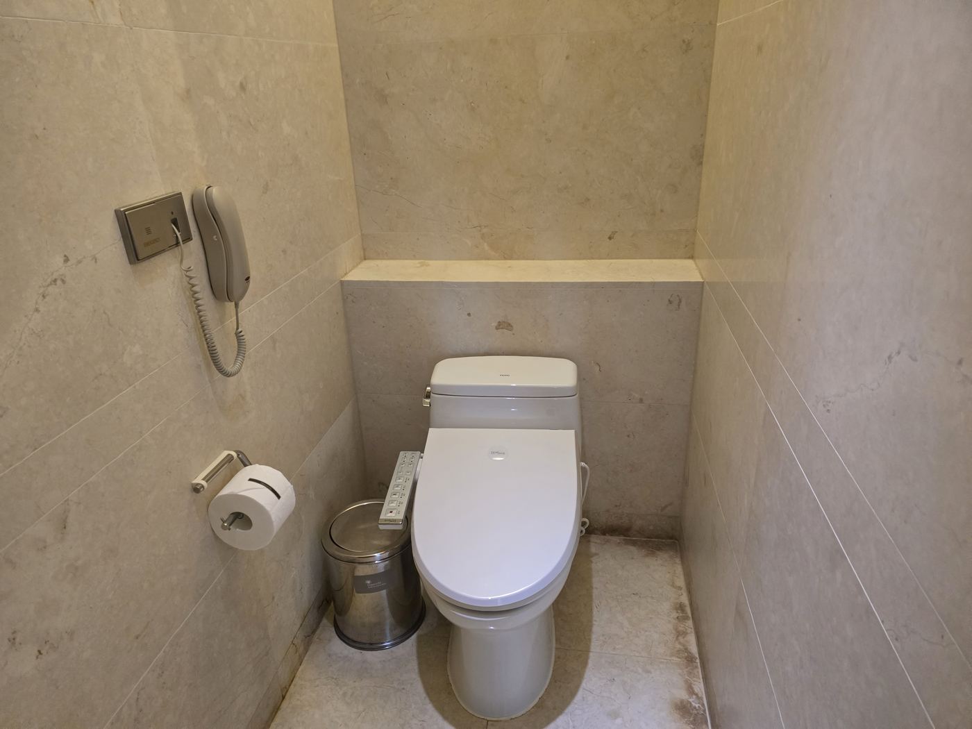 Haevichi hotel bathroom toilet area