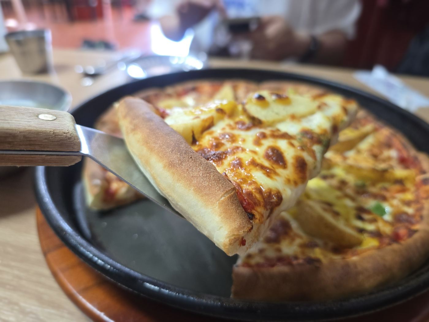 Cast iron pan pizza at Pizzadino