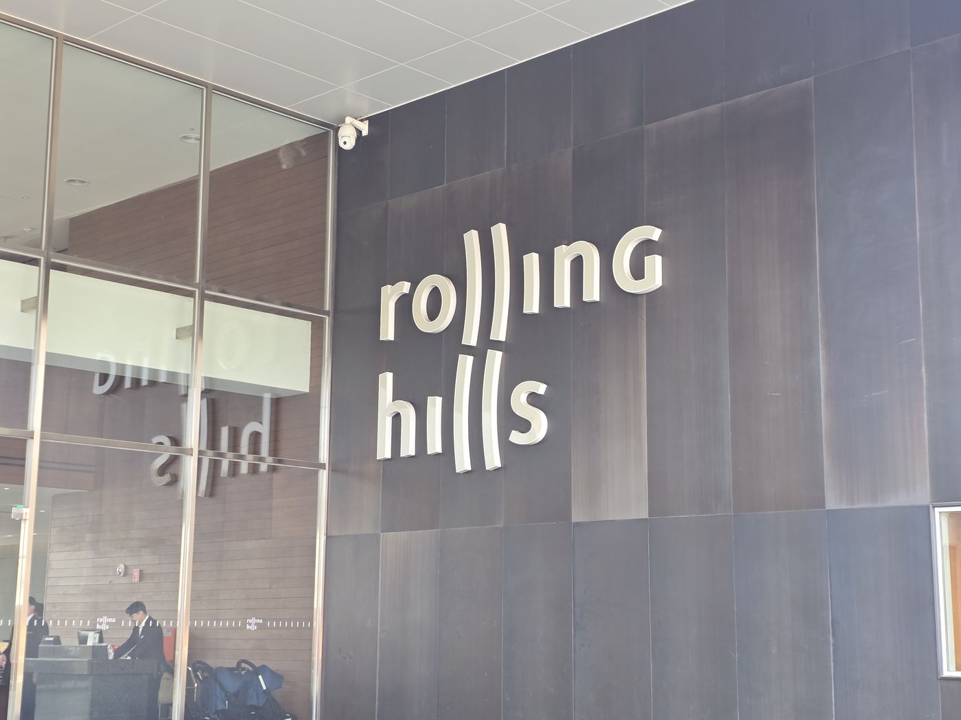 Rolling Hills Hotel exterior