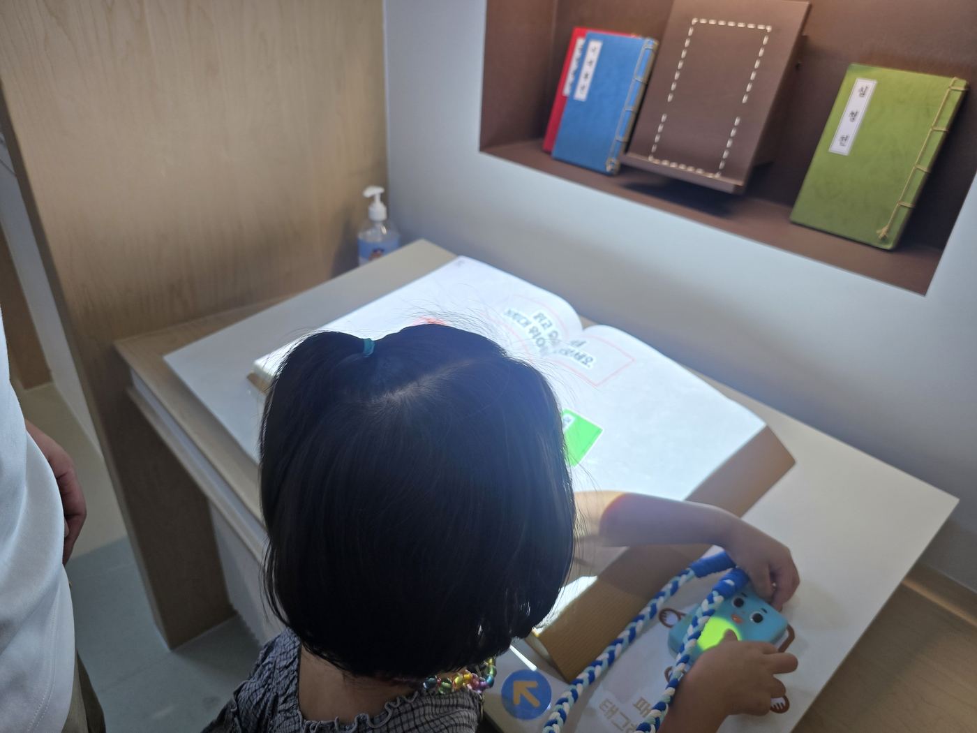 Child drawing pictures at the Sechaekjeom book station