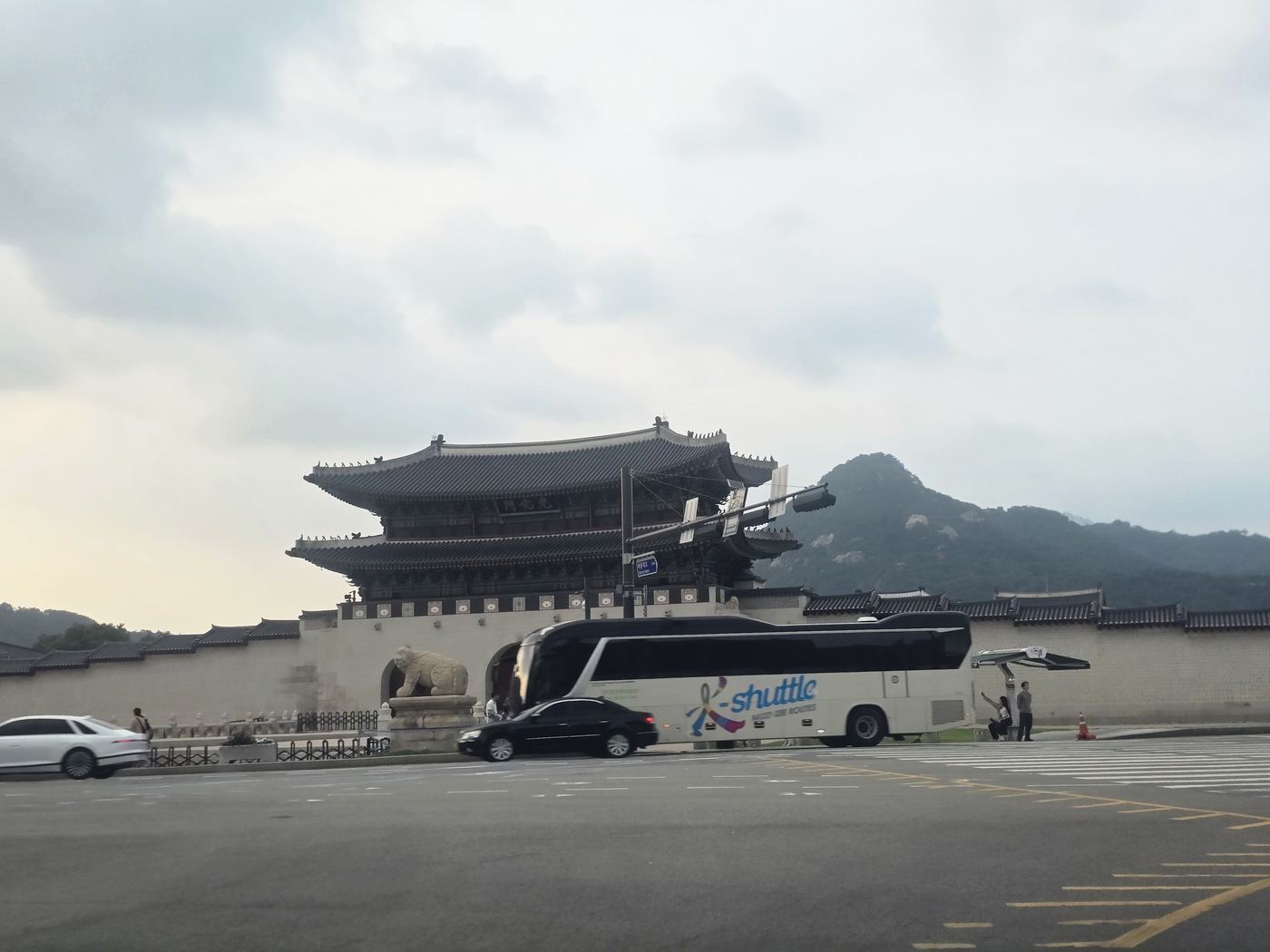 Gwanghwamun fountain evening Seoul families