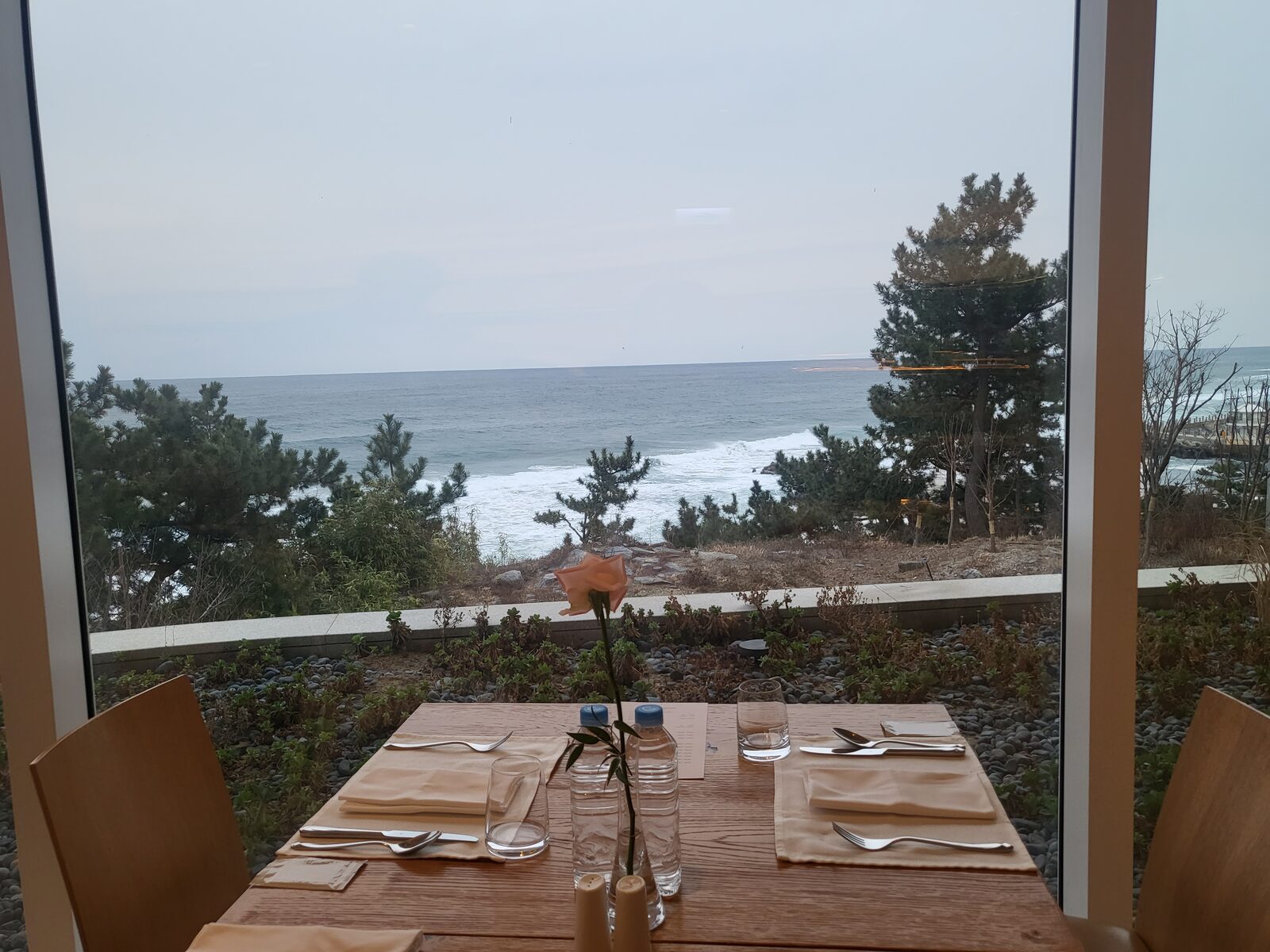 Window-seat table with ocean view at the SEAMARQ Hotel Gangneung restaurant