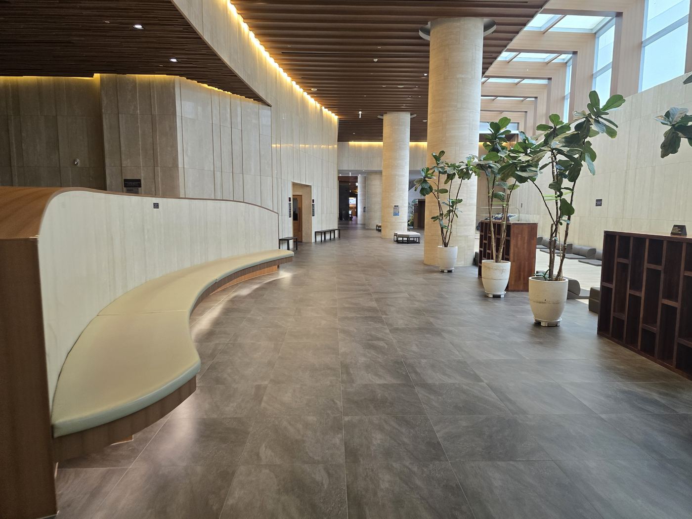 Aqua Field Hanam lobby corridor with plants