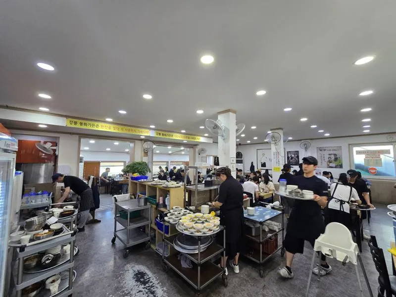 Inside Donghwa Garden restaurant â busy lunch tables
