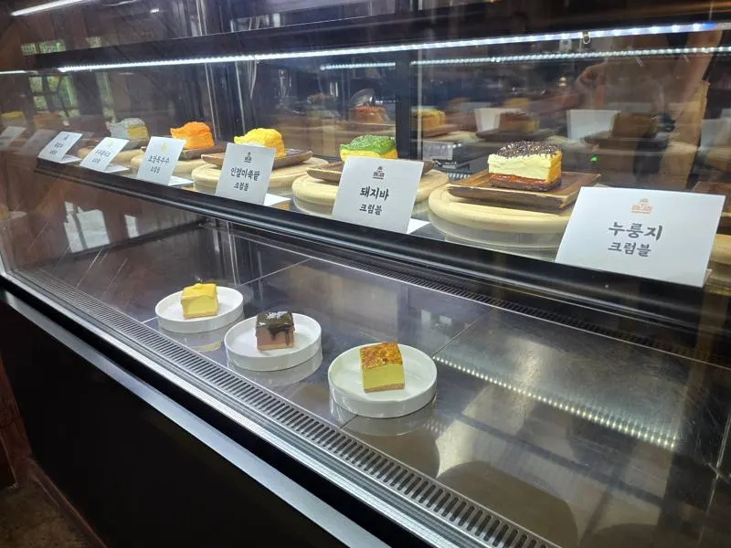 Cake showcase at Coffee Jeongmiso Gangneung