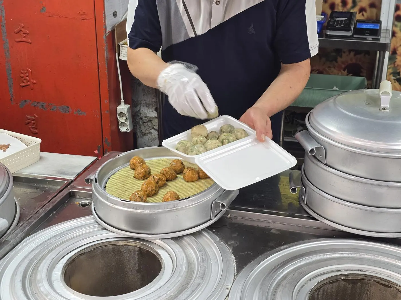 Moja hotteok being made â grilling process at Gangneung market