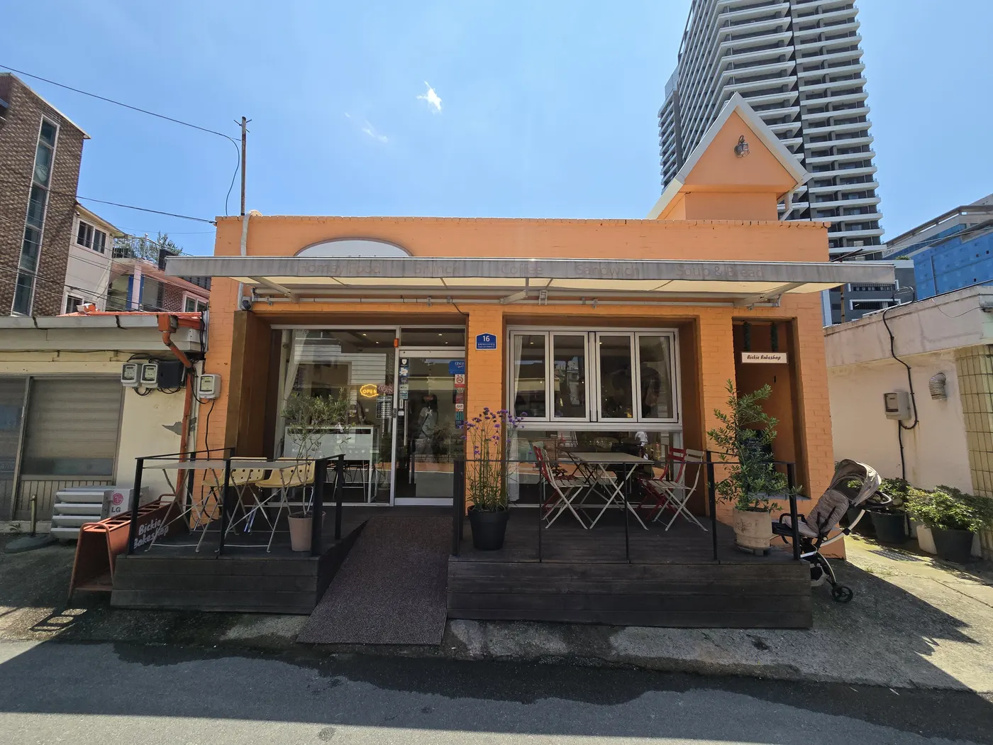 Bicky Bakeshop exterior view, Sokcho