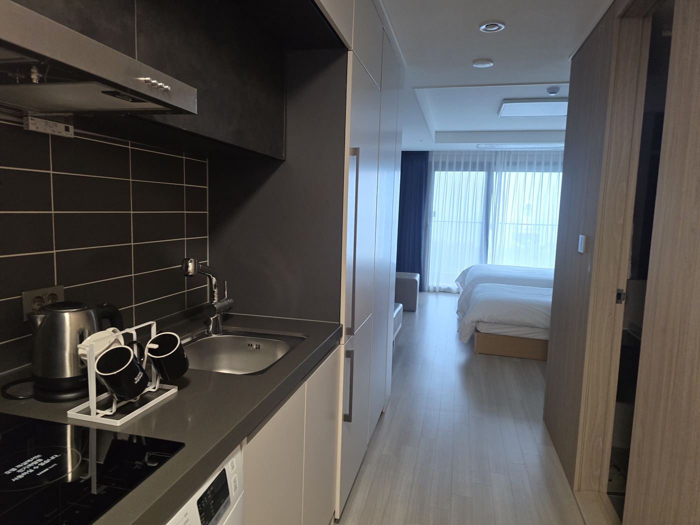 I Park Suite Sokcho room interior — City View Deluxe Twin