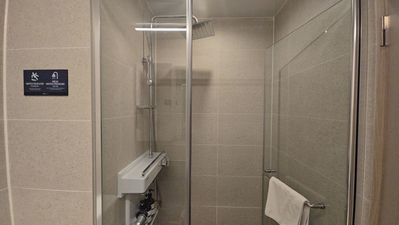 I Park Suite Sokcho shower