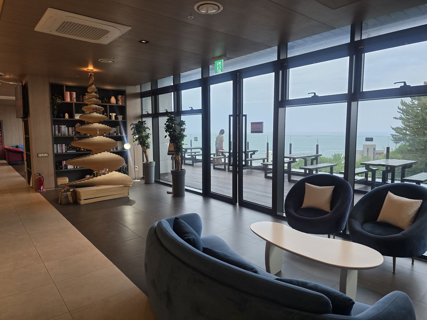 I Park Suite Sokcho cafeteria with ocean view