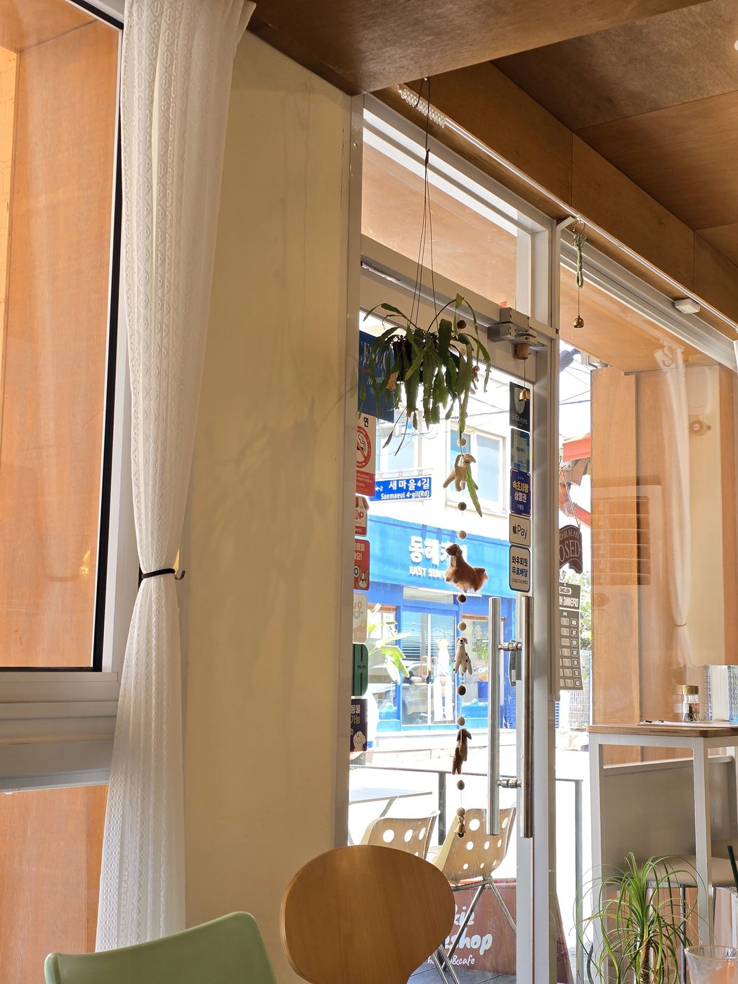 Cafeteria window sea view at I Park Suite Sokcho