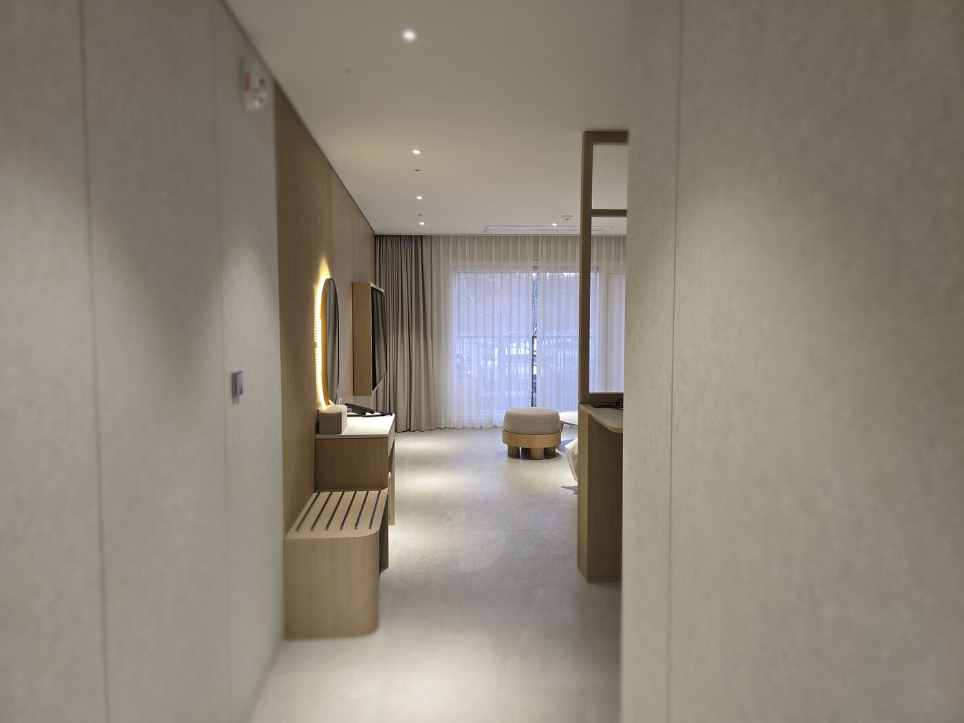 Hanwha Resort Seorak Sorano room corridor — Deluxe European Room