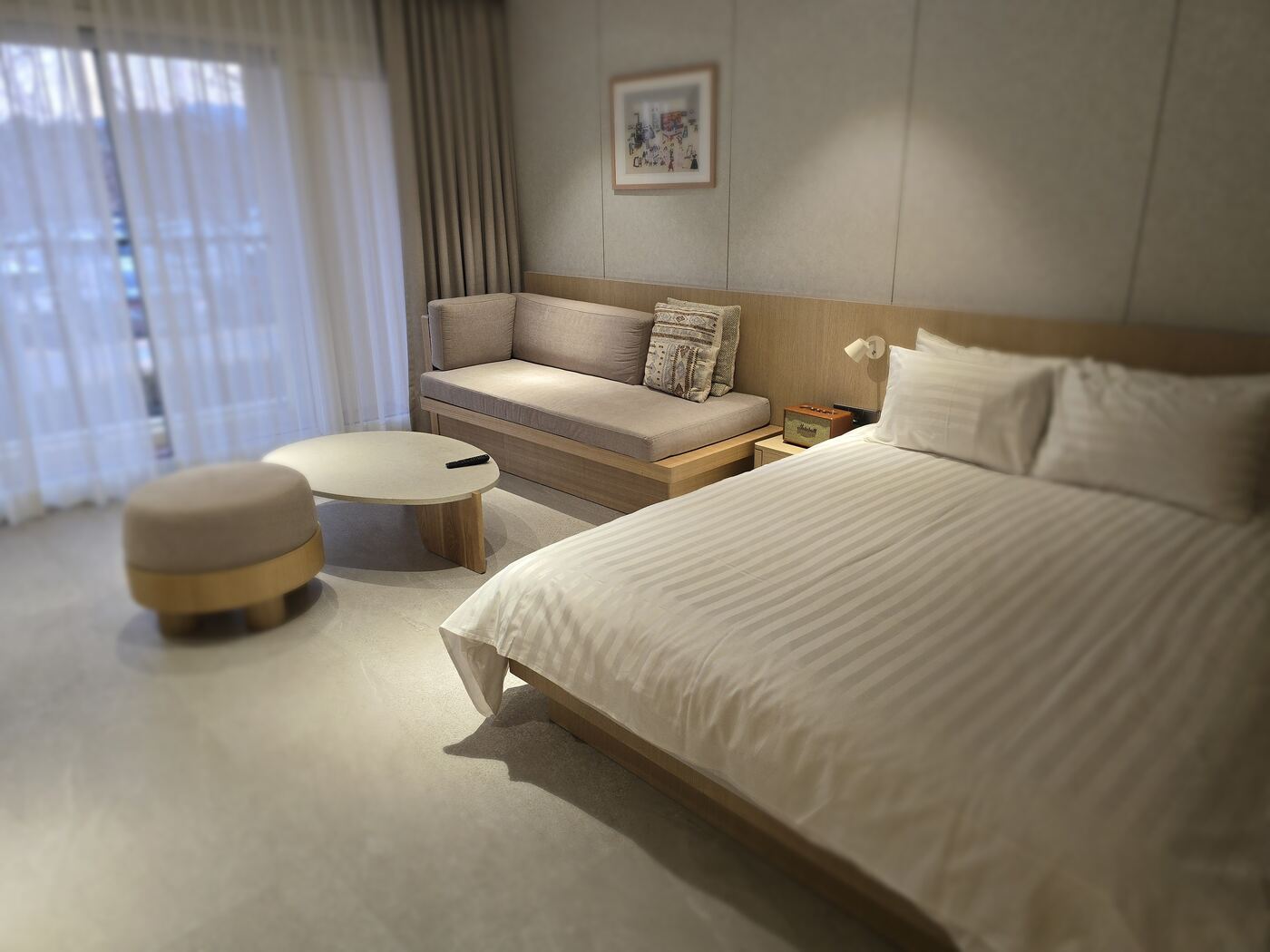 Hanwha Resort Seorak Sorano Deluxe European Room — king bed and sofa