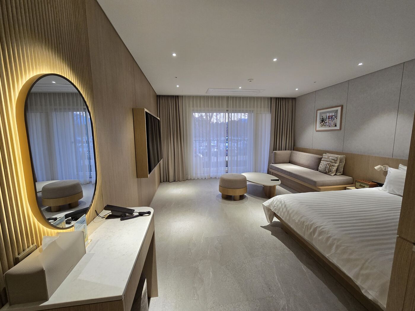 Hanwha Resort Seorak Sorano room full interior with oval mirror and TV