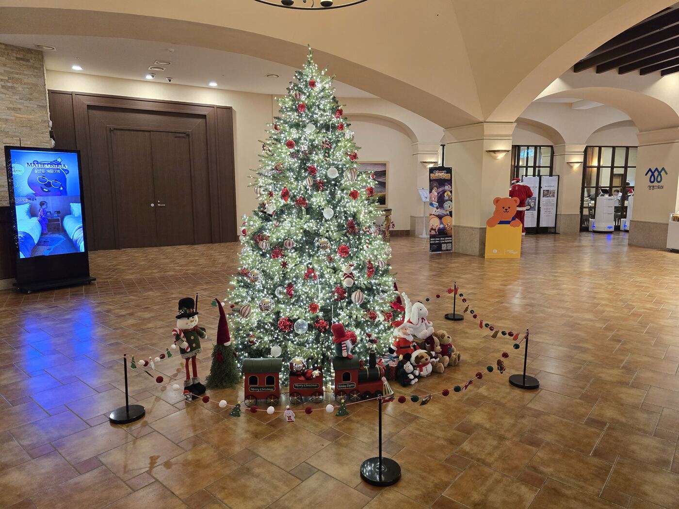 Hanwha Resort Seorak Sorano lobby with Christmas tree and European-style architecture