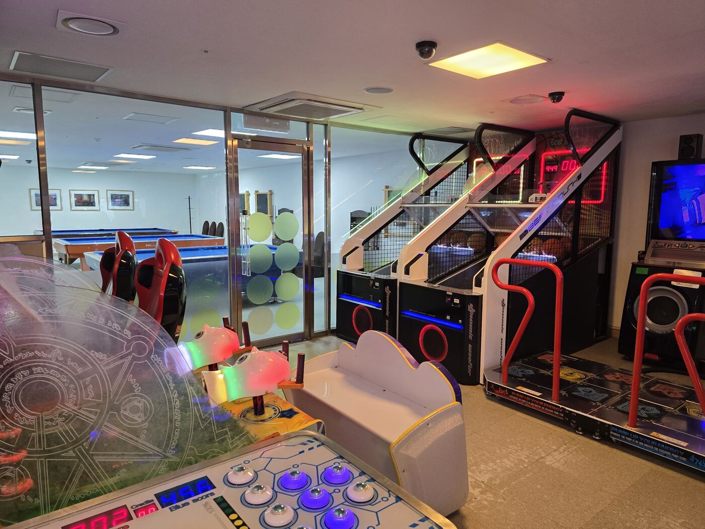 Hanwha Resort Seorak Sorano arcade — billiards, basketball machines