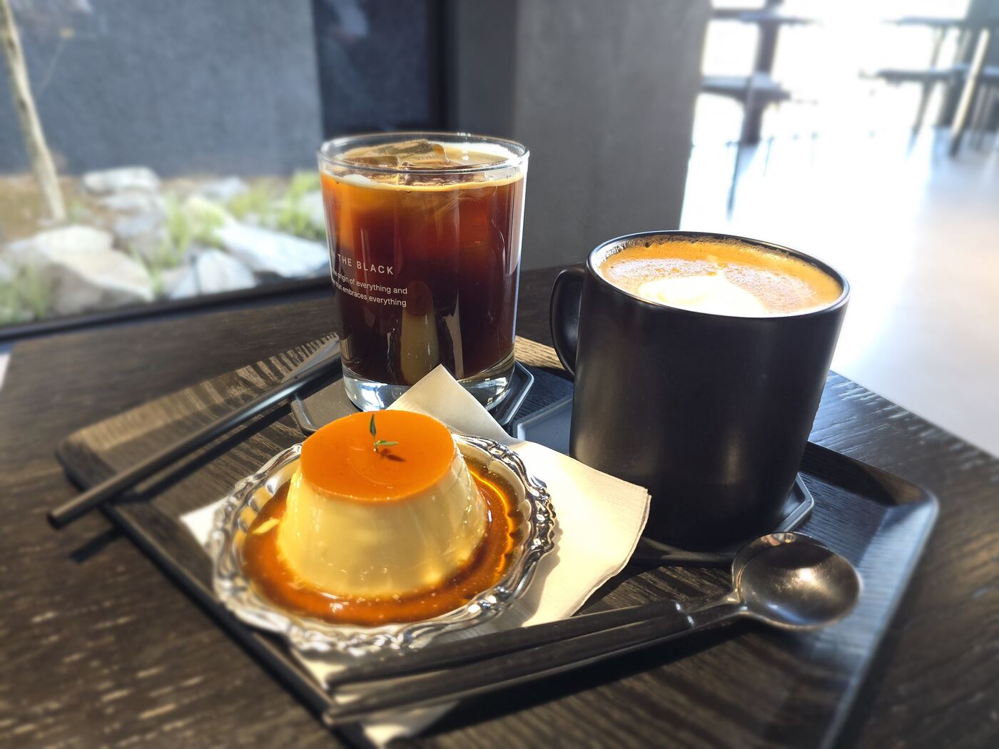 Caramel pudding and iced Americano at ARUNA café Sokcho