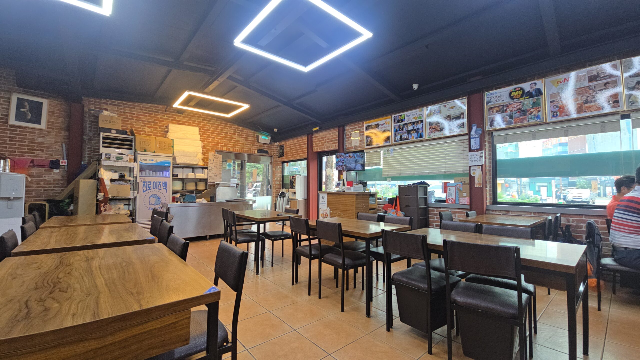 Inside a local jokbal restaurant in Jangchung-dong Seoul