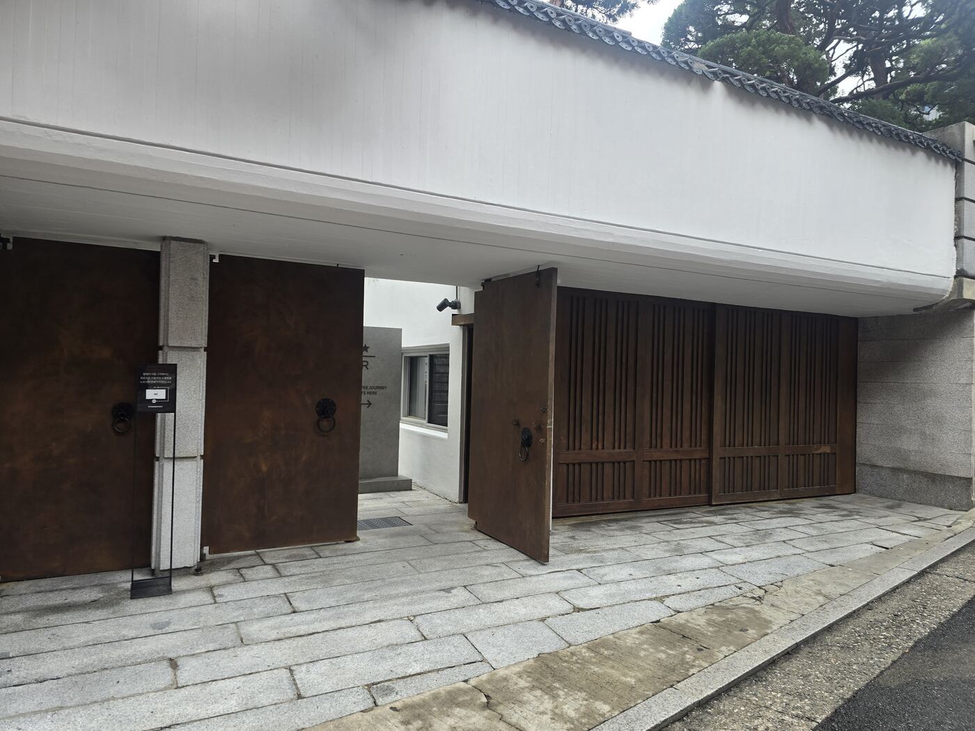 Jangchung Starbucks entrance