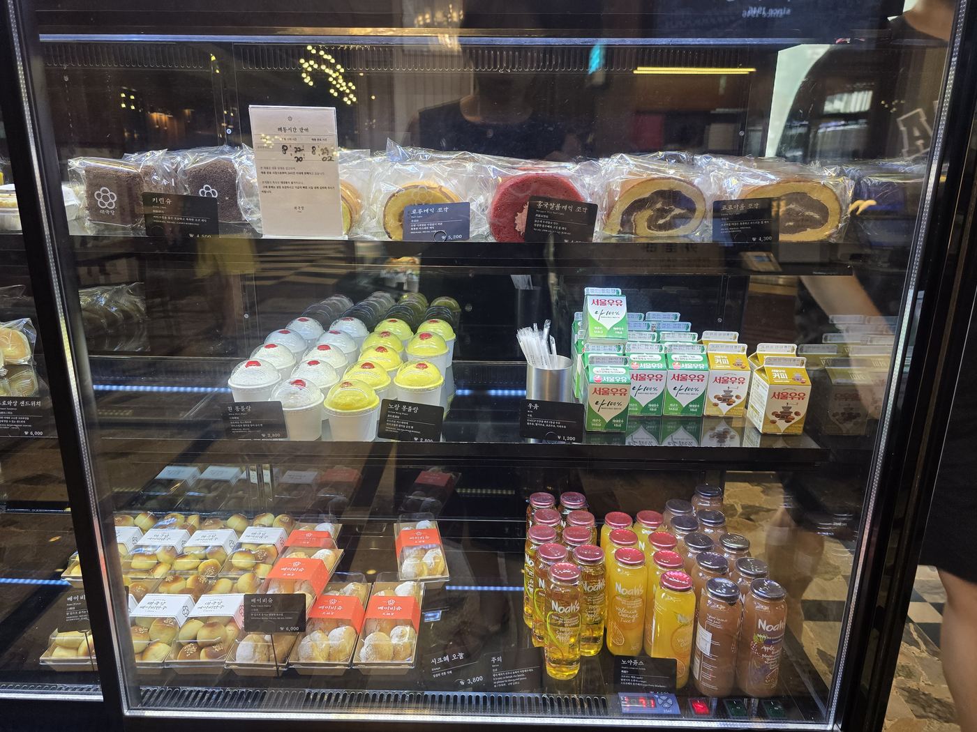 Bread display inside Taegeukdang